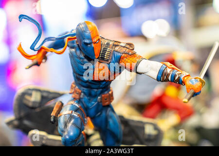 New York, New York - Oktober 6, 2019: Figur von DC's Deathstroke während der New York Comic Con Tag 4 bei Jacob Javits Convention Center in New Stockfoto