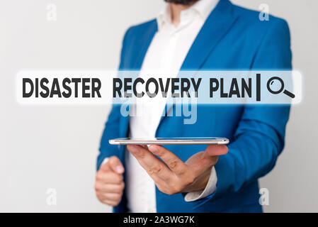 Text Zeichen zeigen Disaster Recovery Plan. Business foto Präsentation in backup Maßnahmen gegen gefährliche Situation Mann in die Blaue Suite und Weiß Stockfoto