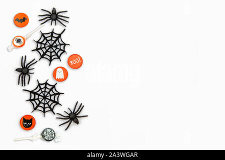 Halloween Hintergrund. Orange Schokolade, Spinnweben, Lutscher, Cat, ghost, Buh! Kopieren Raum. auf weißem Hintergrund. Flach, Ansicht von oben Stockfoto