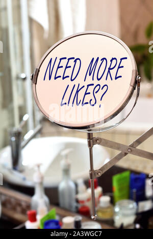 Handschrift text brauchen mehr Mag. Konzeptionelle Foto gefragt, ob er eine zusätzliche Reaktion auf seine runde Form Spiegel und Pflegeprodukte Ort Stockfoto