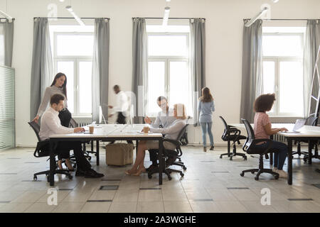 Diverse beschäftigt Mitarbeiter in modernen Büro coworking Zimmer Stockfoto