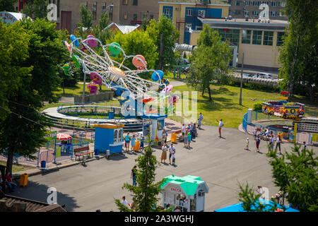 Kemerovo, Sibirien, Russland - 14.07.2019: Luftbild der Park der Wunder von Riesenrad in Kemerovo, Sibirien, Russland Stockfoto