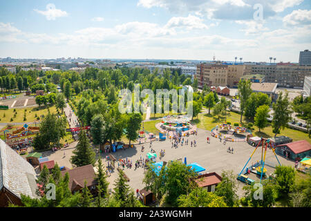 Kemerovo, Sibirien, Russland - 14.07.2019: Luftbild der Park der Wunder von Riesenrad in Kemerovo, Sibirien, Russland Stockfoto