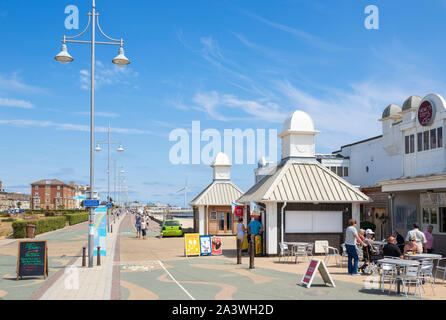Lowestoft Suffolk Menschen im Cafe an der Marine Parade der Esplanade Promenade und Meer Lowestoft Lowestoft Suffolk England UK Europa Stockfoto