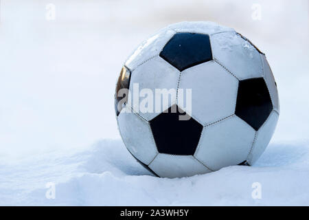 Fußball, Fußball auf Schnee Stockfoto