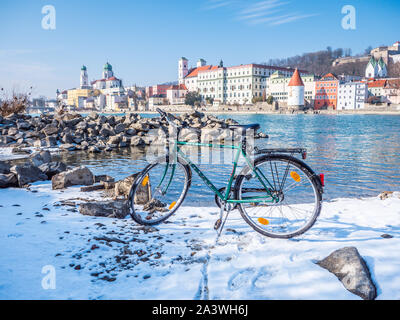 Radfahren im Winter Tour durch Passau Stockfoto