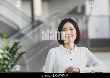 Porträt des japanischen Geschäftsfrau im Corporate Office Stockfoto
