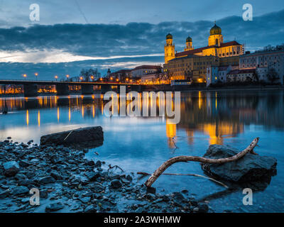 Passau am Ufer des Inn Stockfoto