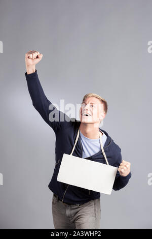 Erfolgreicher mann Vorlage leeres Namensschild überglücklich. Stockfoto