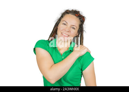 Frau in Grün casual t-shirt und moderne dreadlock Haarschnitt mit Schulterschmerzen. Isolierte medizinische Schuß über weißen Hintergrund. Stockfoto