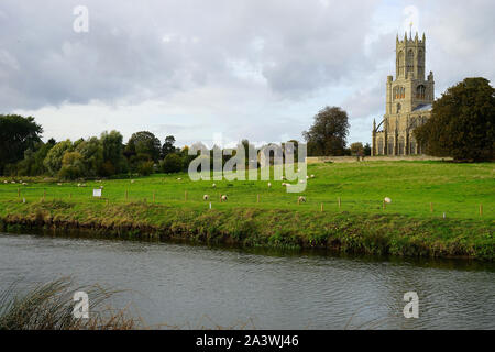 Blick über den Fluss Nene der Kirche in Fotheringhay Stockfoto