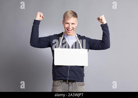 Freudige erfolgreicher Mann Vorlage leeres Namensschild. Stockfoto