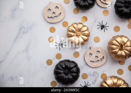 Luxus gold und schwarz Halloween Kürbis flach Hintergrund Zusammensetzung Stockfoto