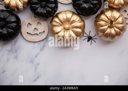 Luxus gold und schwarz Halloween Kürbis flach Hintergrund Zusammensetzung Stockfoto