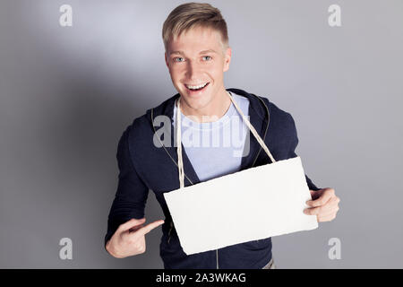 Man zeigt mit dem Finger auf weiße leere Tafel freuen. Stockfoto