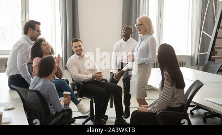 Diverse Corporate Team Kaffeepause im Coworking Zimmer Stockfoto