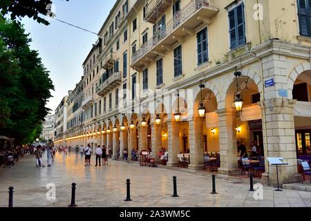 Die französischen gebaut Liston Esplanade Cafés in der Nacht, Kerkya, Korfu Stadt, griechische Ionische Inseln, Griechenland Stockfoto