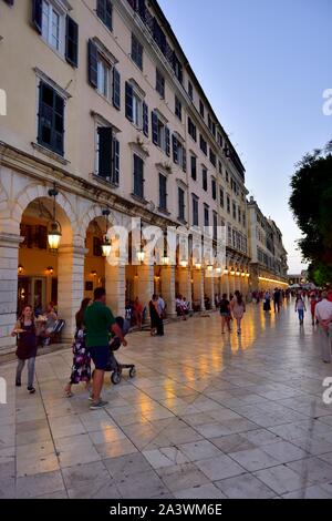 Die französischen gebaut Liston Esplanade Cafés in der Nacht, Kerkya, Korfu Stadt, griechische Ionische Inseln, Griechenland Stockfoto