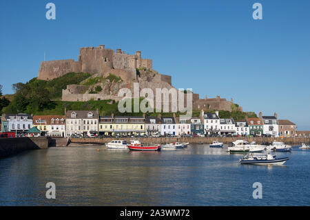 Die gewaltigen historischen mittelalterlichen Stadtmauer Mont Orgueil Castle Webstuhl über dem malerischen Dorf und den Hafen von Gorey. Jersey, Channel Islands. Stockfoto