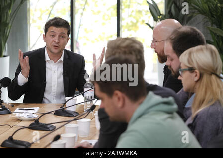 Kiew, Ukraine. 10 Okt, 2019. Der Präsident der Ukraine Volodymyr Zelensky spricht mit den Medien während einer Presse - Marathon in Kiew, Ukraine, am 10. Oktober, 2019. Credit: Serg Glovny/ZUMA Draht/Alamy leben Nachrichten Stockfoto