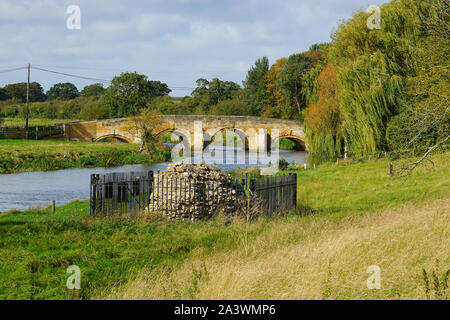 Brücke über den Fluss Nene und das letzte Stück der ursprünglichen Mauerwerk auf der Website von Fotheringhay Castle Stockfoto