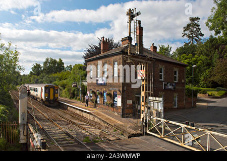 Brundall Bahnhof an der Wherry Linien zwischen Norwich und Great Yarmouth. Eine Klasse 153 Sprinter aus Norwich anfahren Stockfoto