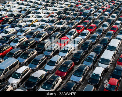 Viele verschiedene Autos Warten auf die Fähre nach Barcelona, Birds Eye View, Spanien Stockfoto