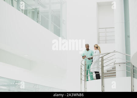 Medizinische Fachleute diskutieren, Ergebnisse in einem Krankenhaus Stockfoto