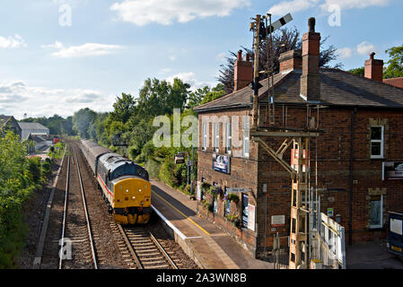 Brundall Bahnhof an der Wherry Linien zwischen Norwich und Great Yarmouth. Ein BR-Klasse 37 Diesel leitet ein Zug von Norwich Stockfoto