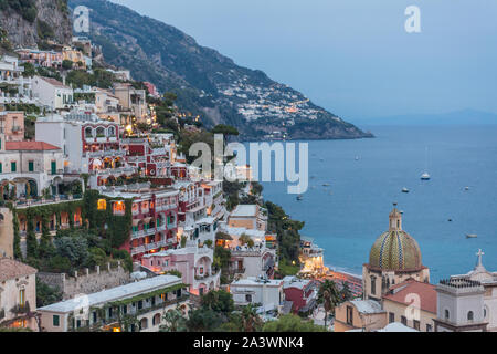 Blick auf Positano Dorf entlang der Amalfiküste in Italien, Kampanien, Neapel. Stockfoto