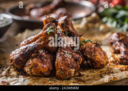 Gebratene Hähnchenschenkel Grill auf gebackene Papier - Close-up Stockfoto