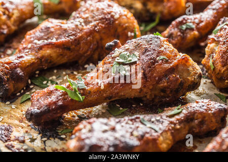 Gebratene Hähnchenschenkel Grill auf gebackene Papier - Close-up Stockfoto