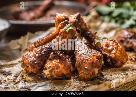 Gebratene Hähnchenschenkel Grill auf gebackene Papier - Close-up Stockfoto
