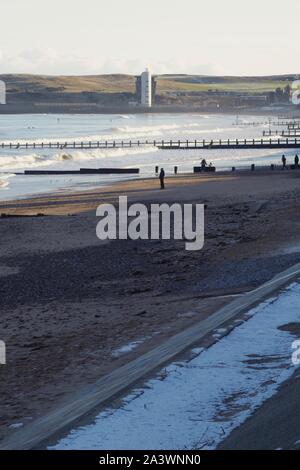 Hafen Aberdeen Control Tower über dem Sandstrand. Schottland, Großbritannien. Stockfoto