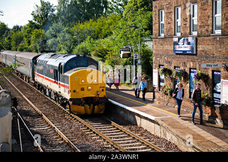 Brundall Bahnhof an der Wherry Linien zwischen Norwich und Great Yarmouth. Ein BR-Klasse 37 Diesel leitet ein Zug von Norwich Stockfoto