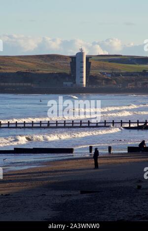 Hafen Aberdeen Control Tower über dem Sandstrand. Schottland, Großbritannien. Stockfoto