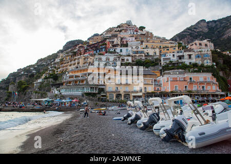 Blick auf Positano Dorf entlang der Amalfiküste in Italien, Kampanien, Neapel. Stockfoto
