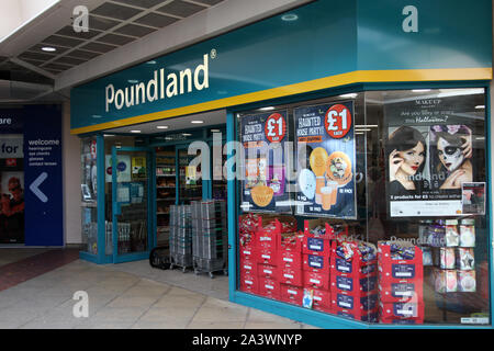 Leatherhead, Surrey, Großbritannien - Poundland shop Front im Swan Zentrum Leatherhead, 2019 tagsüber entfernt Stockfoto