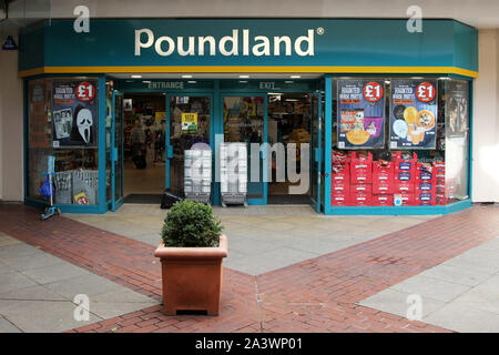 Leatherhead, Surrey, Großbritannien - Poundland shop Front im Swan Zentrum Leatherhead, 2019 tagsüber entfernt Stockfoto