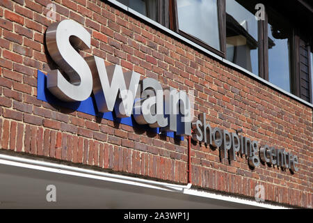 Leatherhead, Surrey, UK - Swan Center Einkaufszentrum in Leatherhead Stadtzentrum Außenwerbung Außenansicht, tagsüber, 2019 Stockfoto