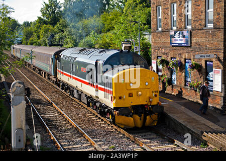 Brundall Bahnhof an der Wherry Linien zwischen Norwich und Great Yarmouth. Ein BR-Klasse 37 Diesel leitet ein Zug von Norwich Stockfoto