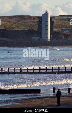 Hafen Aberdeen Control Tower über dem Sandstrand. Schottland, Großbritannien. Stockfoto