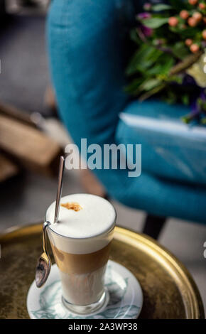 Frisch serviert latte Kaffee auf einem Tisch in einem Cafe Stockfoto