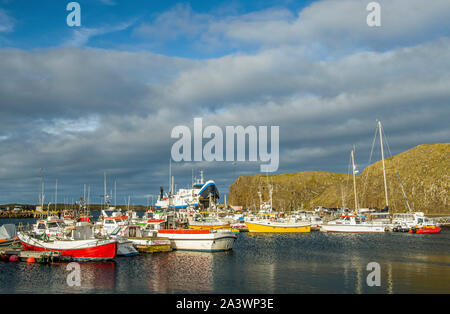 Der Hafen von Stykkisholmur auf der Snaefellsness Peninsula in Island zeigt das Fährschiff zu den westlichen Fjords im Hintergrund. Stockfoto