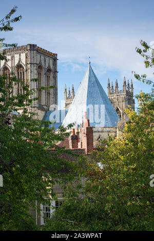 Kapitel Haus Dach und Turm von York Mister gesehen von der Bar Wände im Herbst. Stockfoto