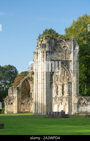 Anfang Herbst im Museum Gardens, St Mary's Abbey neben den Fluss Ouse in York, England. Stockfoto