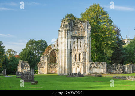 Anfang Herbst im Museum Gardens, St Mary's Abbey neben den Fluss Ouse in York, England. Stockfoto