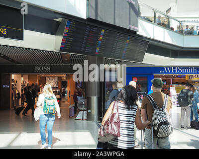 GATWICK, Großbritannien - ca. September 2019: Menschen am Flughafen London Gatwick Stockfoto