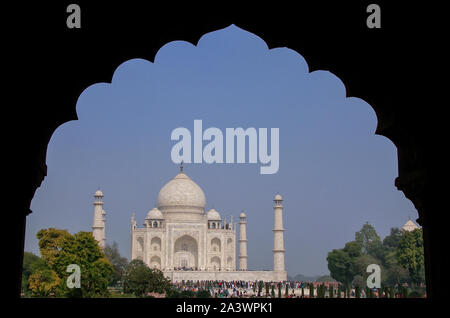 Blick auf den Taj Mahal Komplex mit einem Bogen, Agra, Uttar Pradesh, Indien umrahmt. Es wurde im Jahr 1632 von der Moghul-Kaiser Shah Jahan im Auftrag der t zu Haus Stockfoto