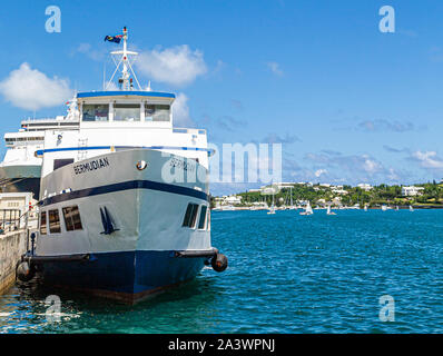 HAMILTON, Bermuda - 12. Juli 2017: Hamilton, Bermuda hat eine Mischung aus britischen und amerikanischen Kultur. Die Royal Naval Dockyard kombiniert moderne attracti Stockfoto